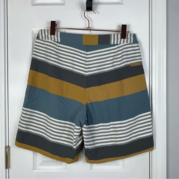 ⚡️Patagonia Men's M's Wavefarer Boardshorts Striped Size 34 - Picture 4 of 4